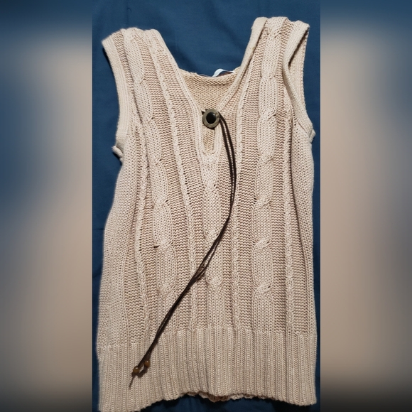 Charlotte Russe Hooded Sleeveless Sweater - Picture 3 of 10